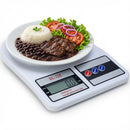 Balança digital cozinha alta precisão pesando prato com arroz, feijão, salada e carne.